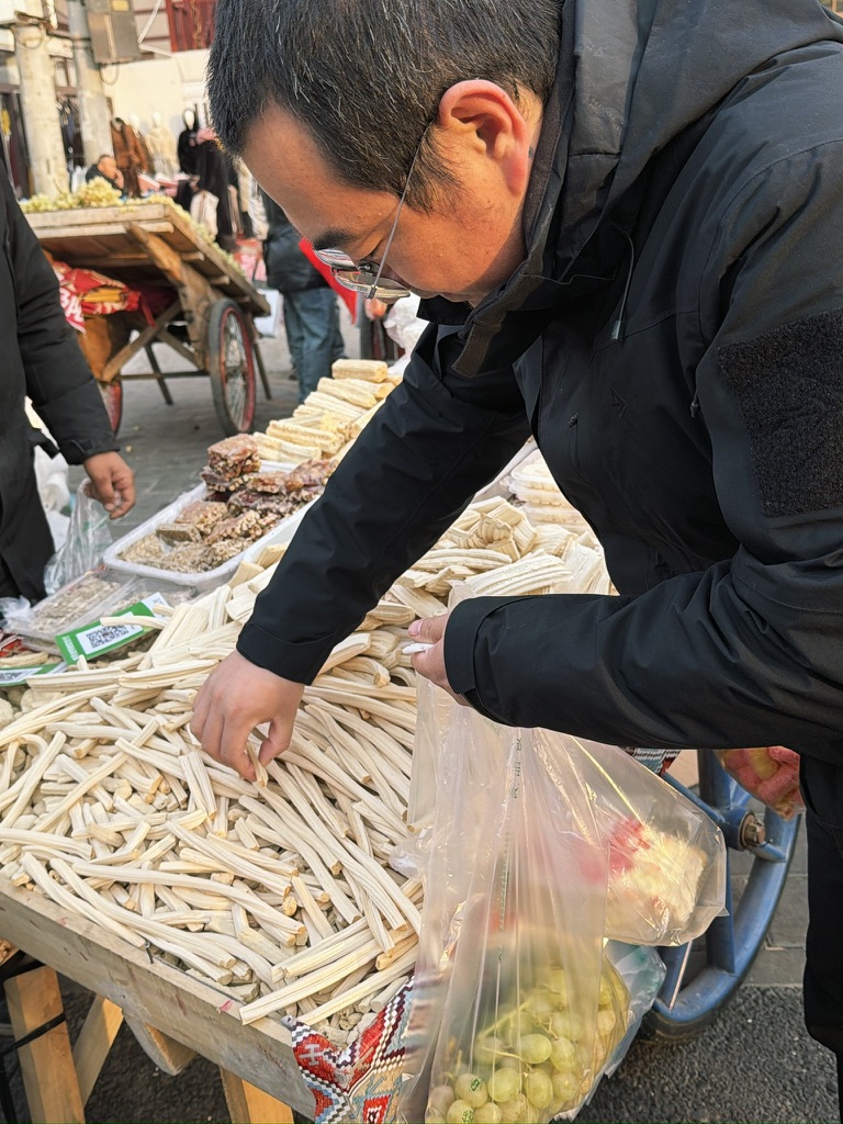 满头白发的毛在挑麦芽糖