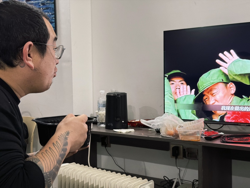 看木鱼水心讲解的士兵突击