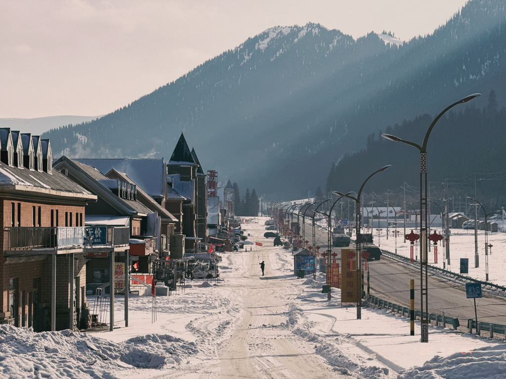 第二天一早的景区小街