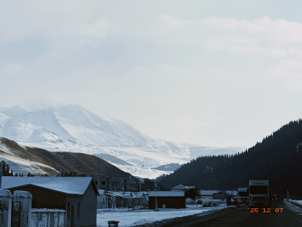 远处就是今天要翻越的雪山