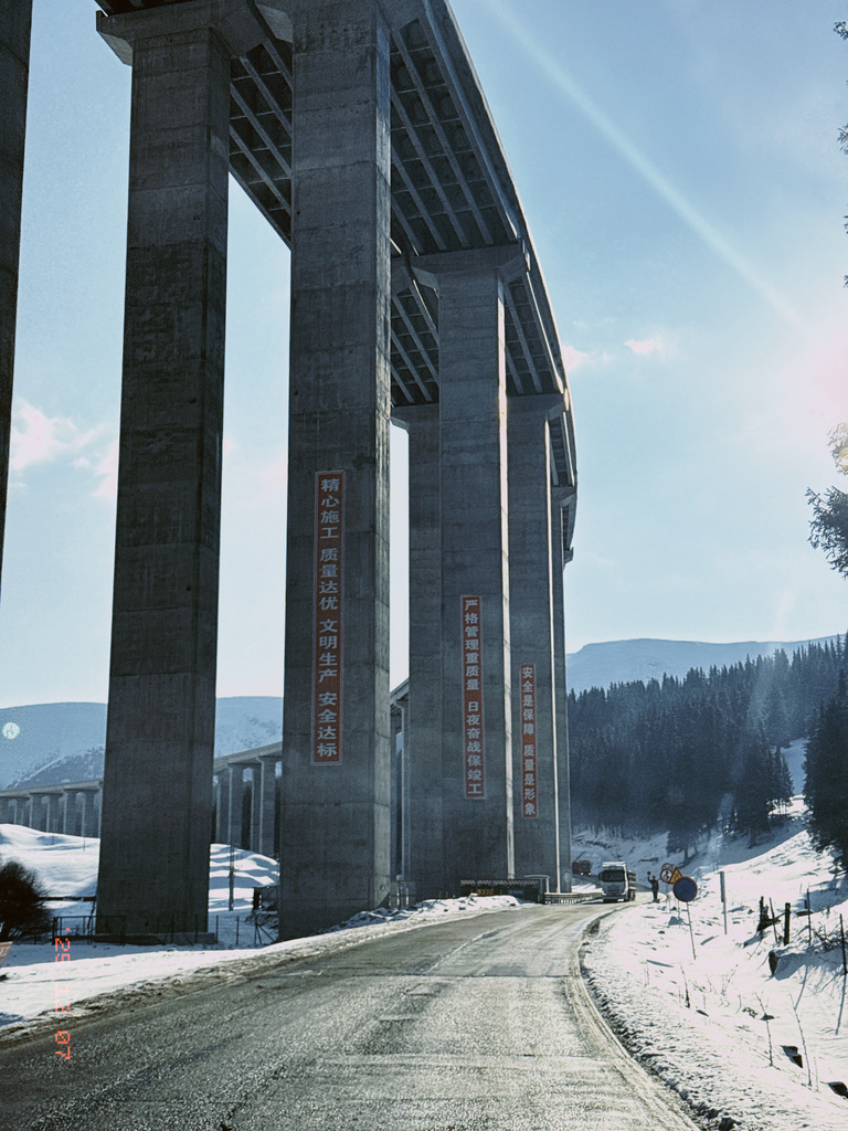 上面是在建的高速，下面是我们