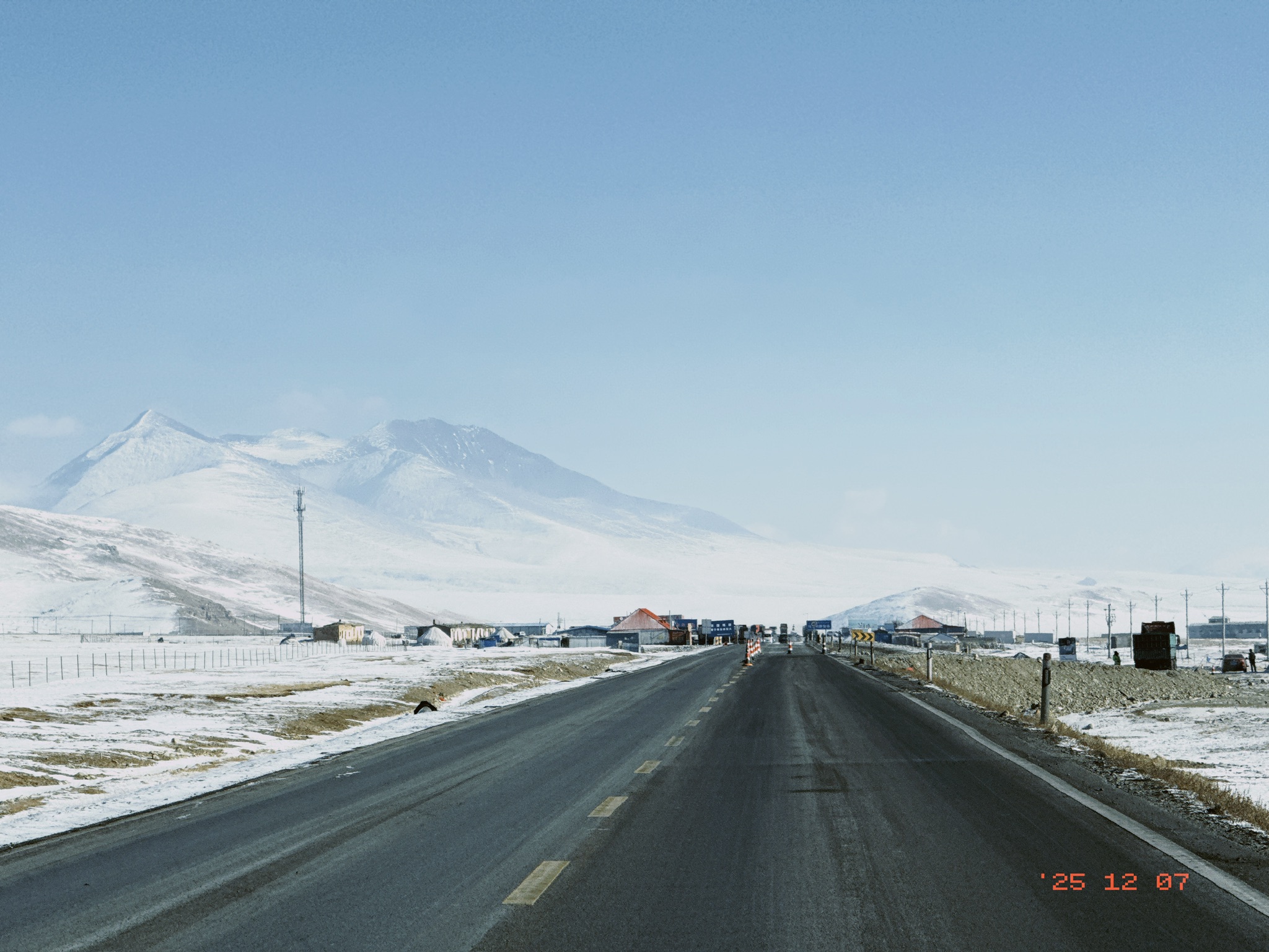 实际上就是往右拐下去的检查站，用什么看的封路，卫星吗？