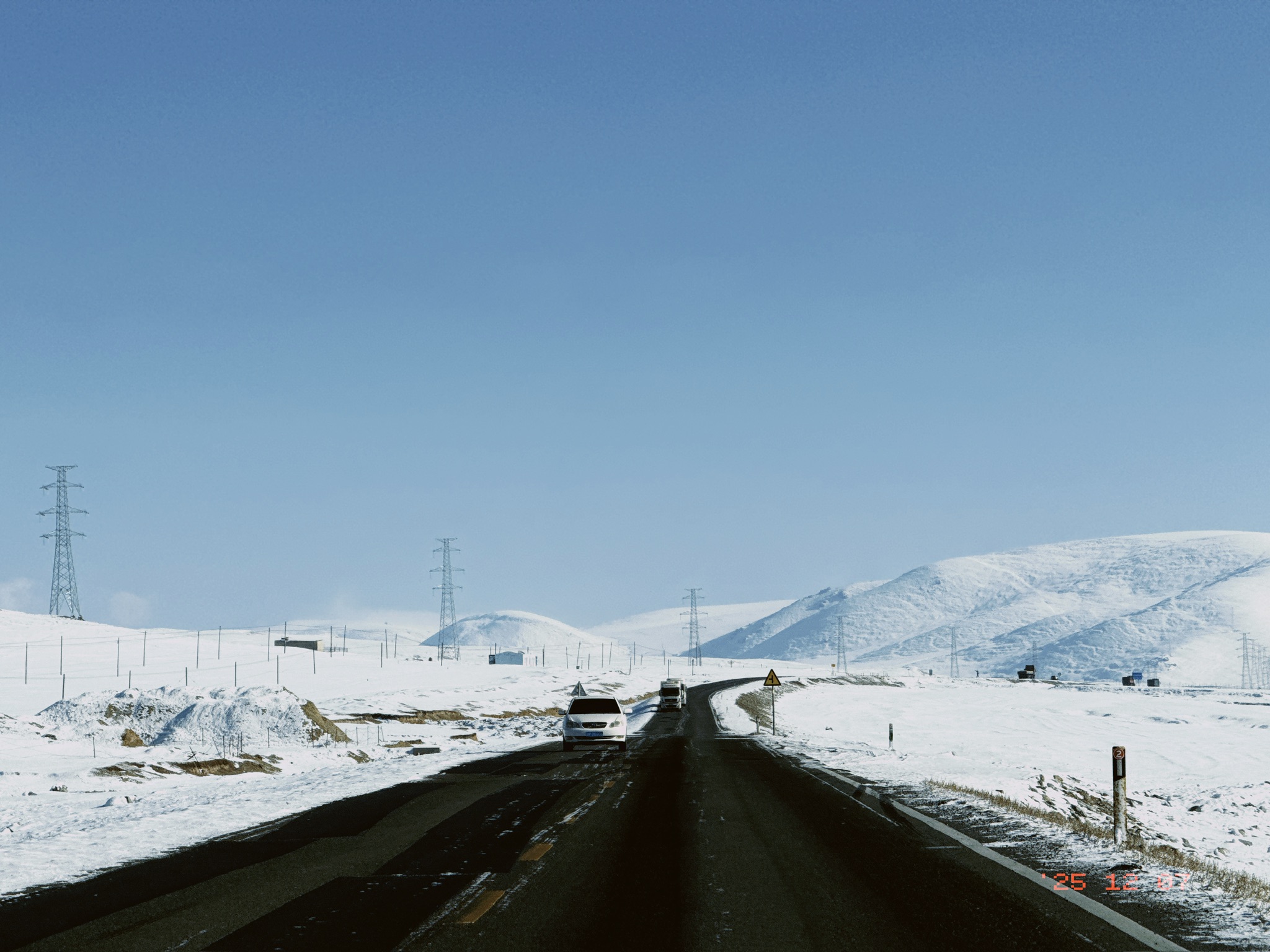 在这样的雪夹公路上开，真是心旷神怡又精神轻松