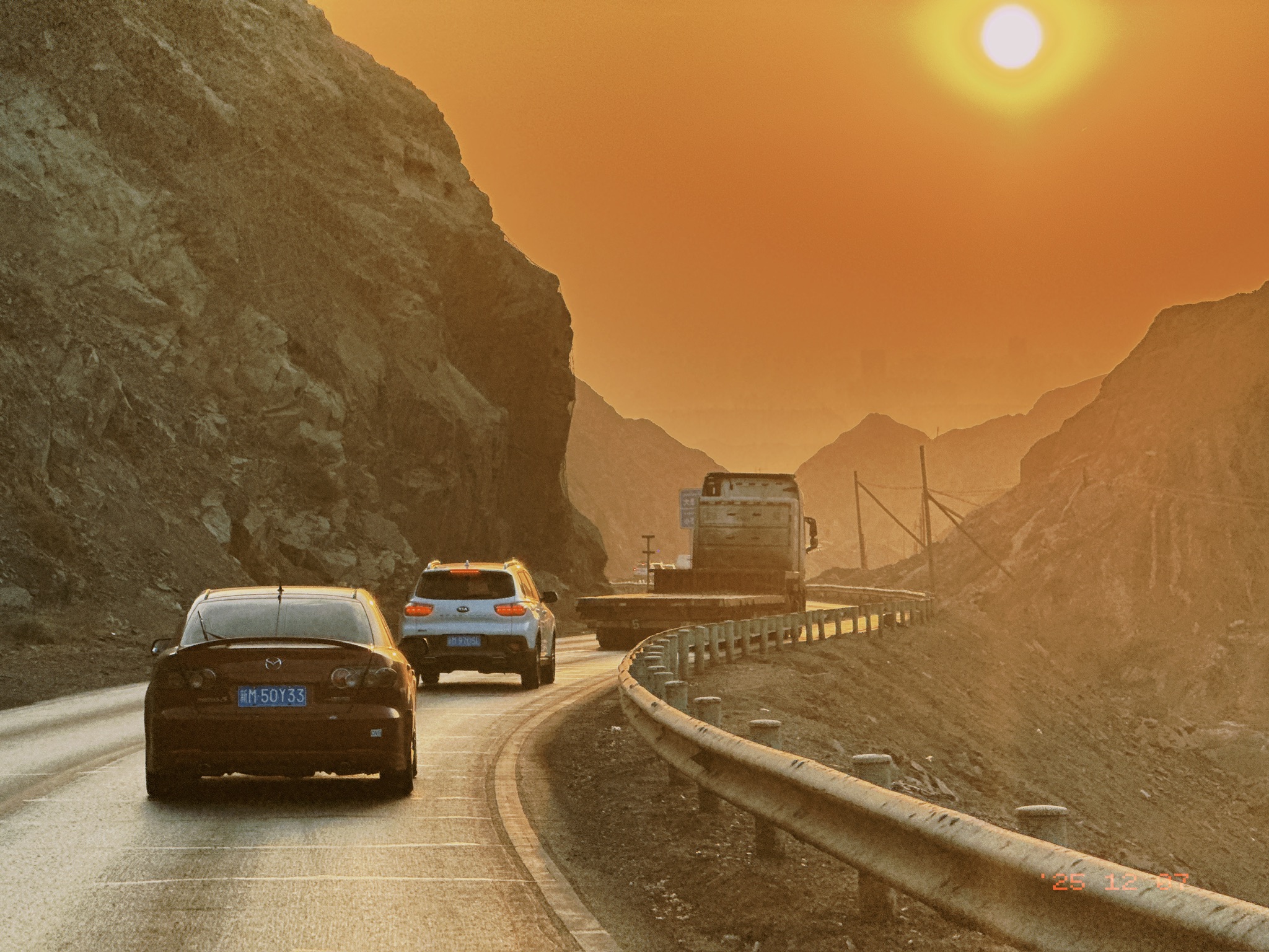 夕阳下穿越山谷，眼睛都睁不开了。