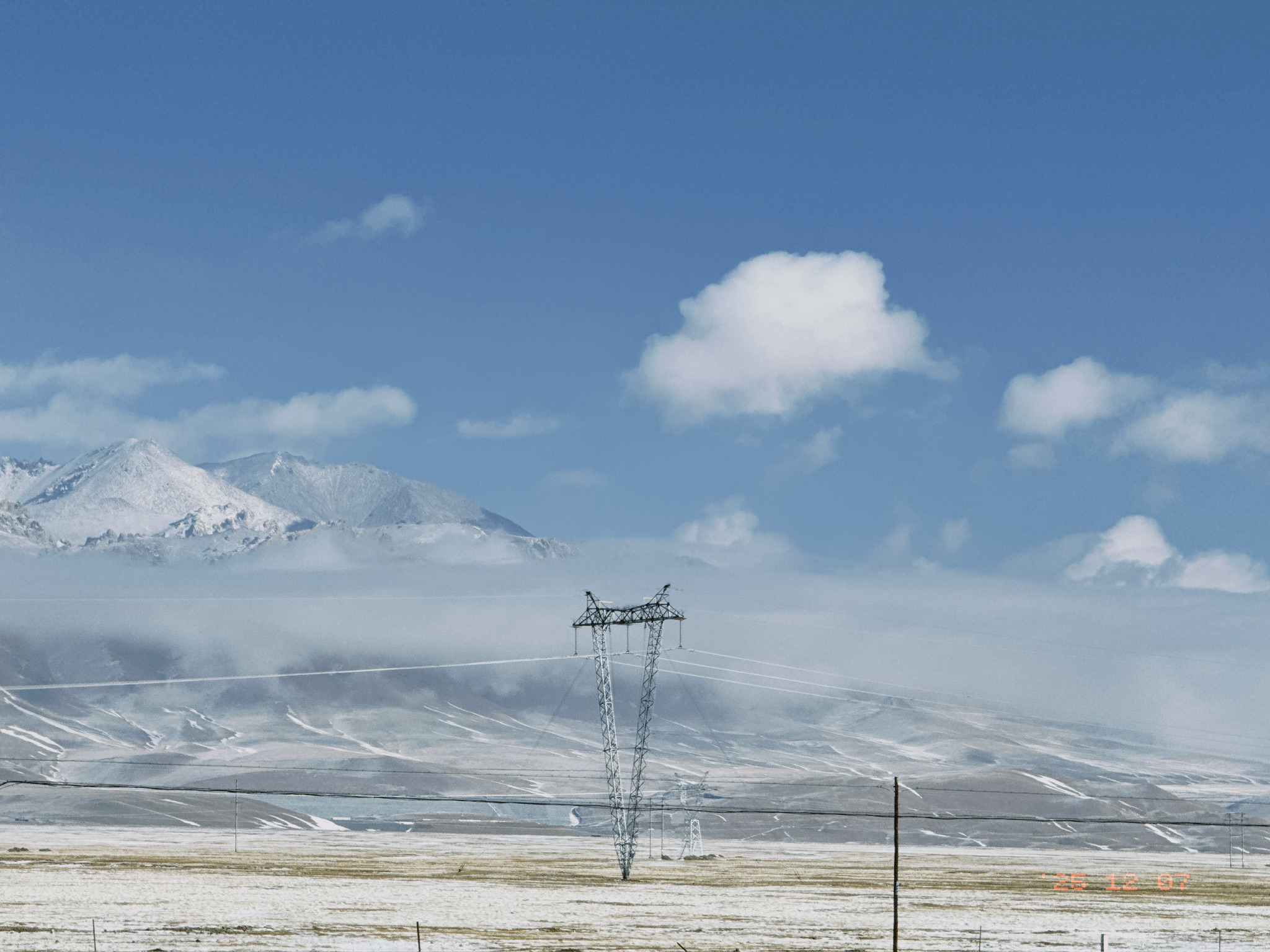 在和静县这段路，云已经攀不上山的高度，于是看到山高于云的壮观景象