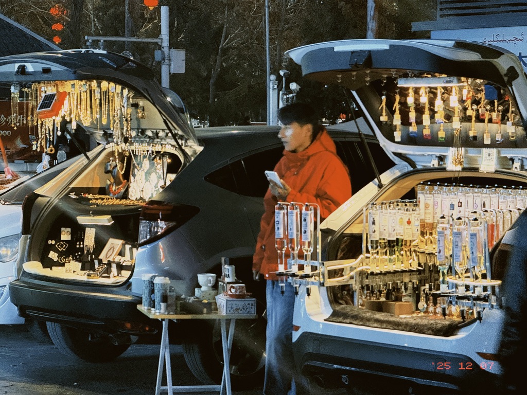 现场还有开车来摆摊卖香水和首饰的