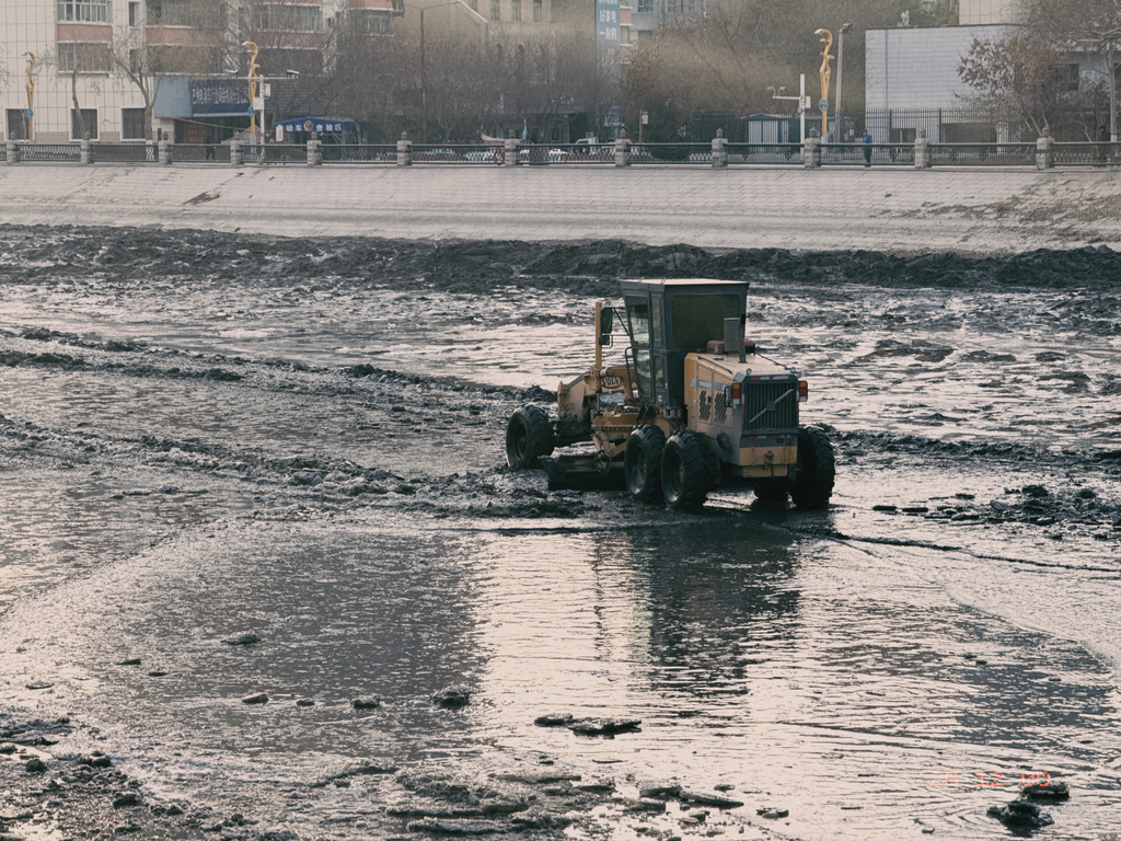 清淤的挖掘机，不知为何河床如此平，难道这一段都是人工河？