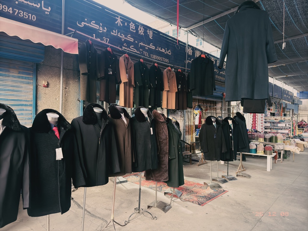 这里的成衣店挂在外面的衣服，一看就非常板正正派，很像干部穿的