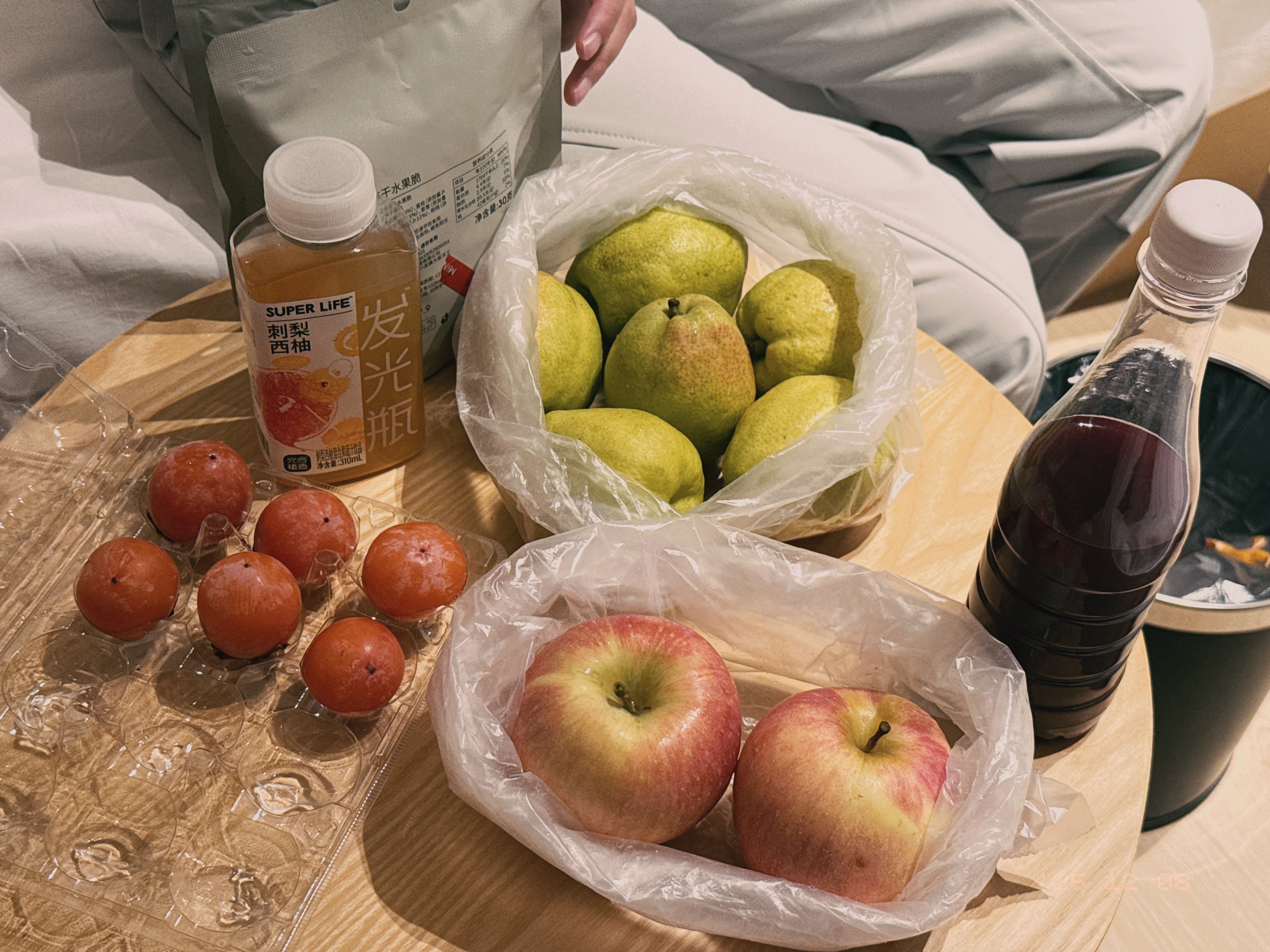 晚上回到酒店继续看电视，桌子上摆着丰富的水果和饮料