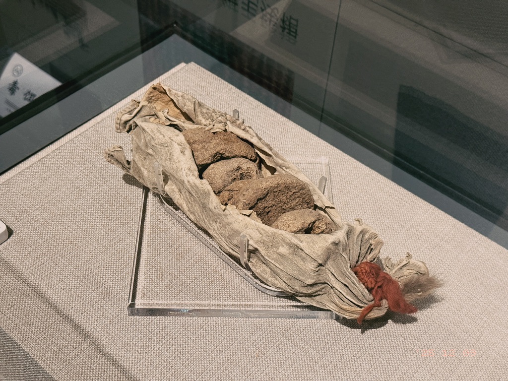 一包装的饼子，虽然看起来全无食欲但我却想吃绿豆饼了