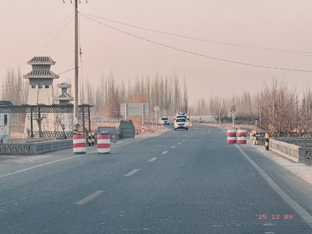 这也是新疆特色，用路障让你绕弯减速提神