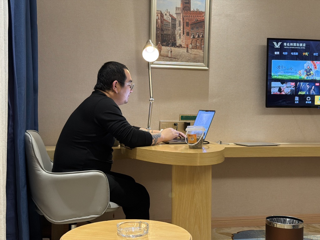 奋发写作的毛，旁边是这一路必备的原味瓜子