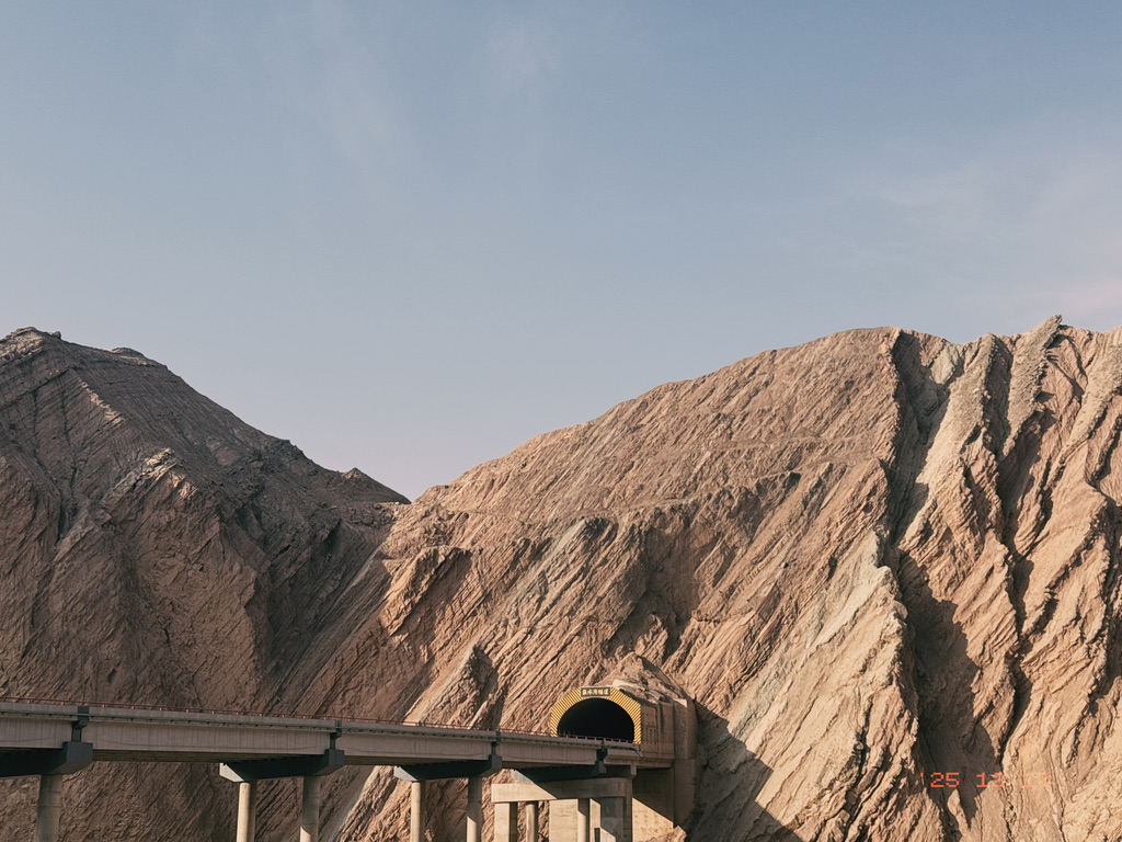 盐水沟隧道开凿在这样的山壁上，很有视觉冲击力