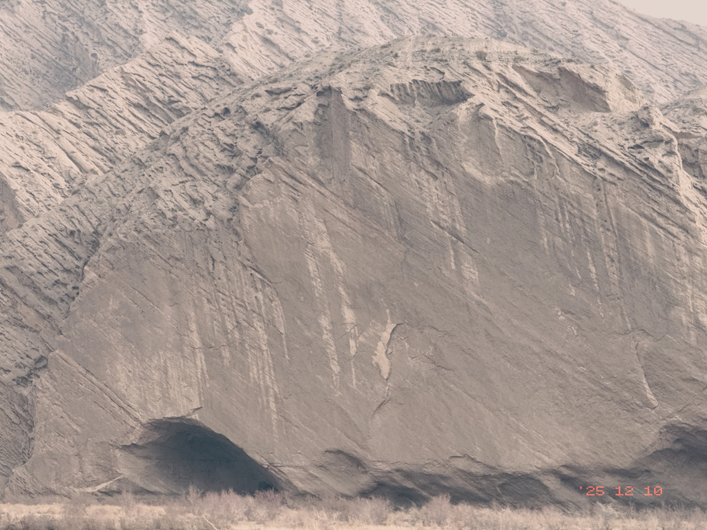 这样的山壁，很难说不是神力开凿