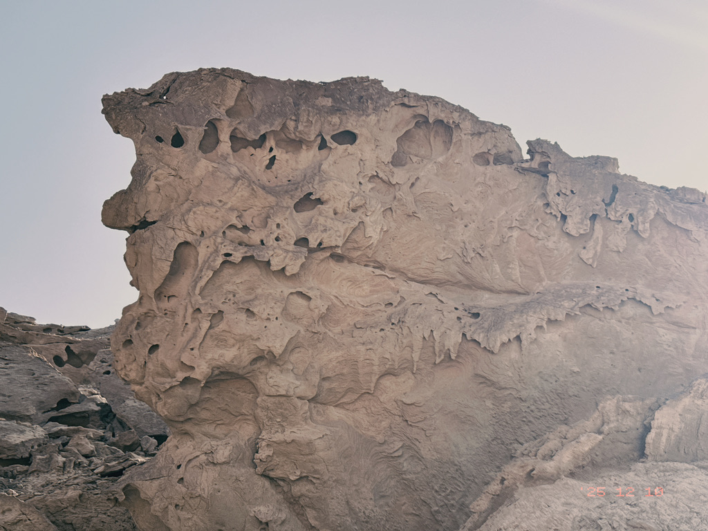 这样的侵蚀，更像是水流而非风
