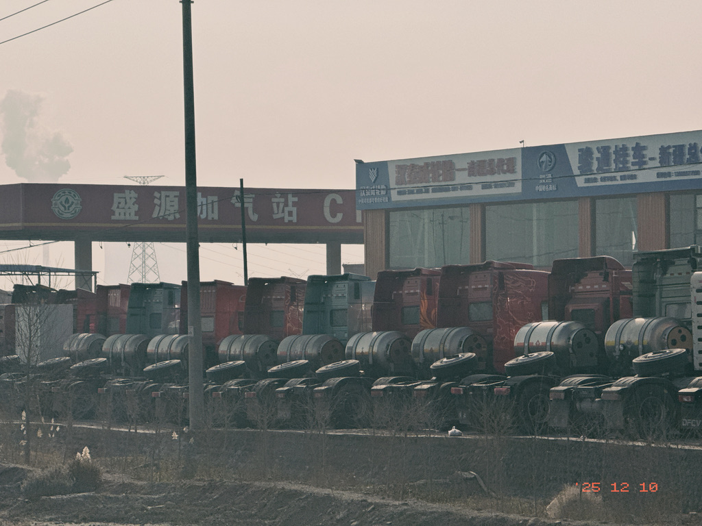 背着气罐儿的大卡车们