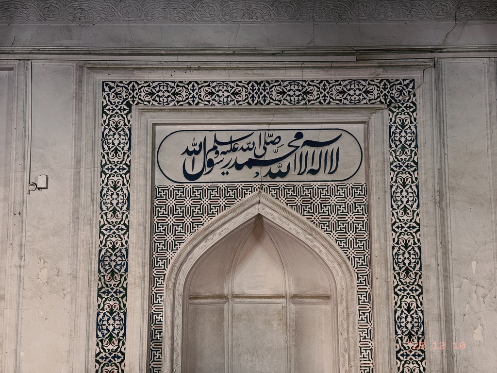 大礼拜厅里的小礼拜厅正面的墙