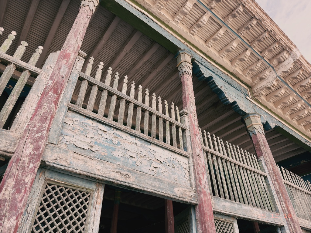 礼拜厅的外墙已经斑驳至此