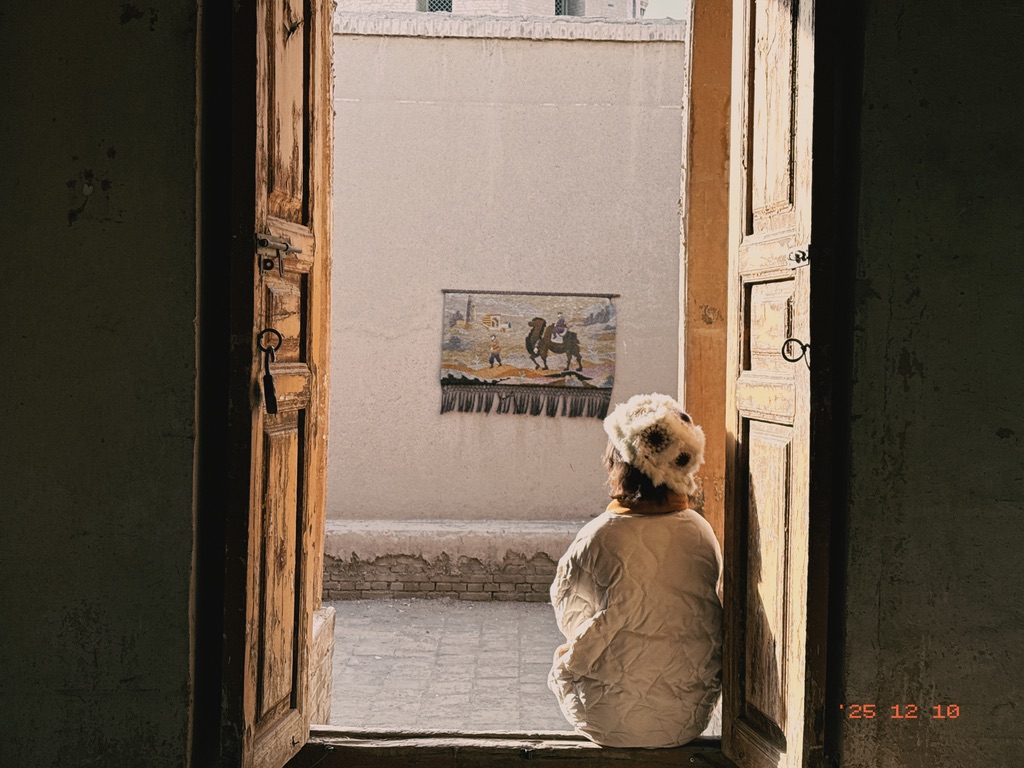 下午的阳光甚好，从外面直射到屋子里来，老木门和对面的挂毯，让时间变得很慢。