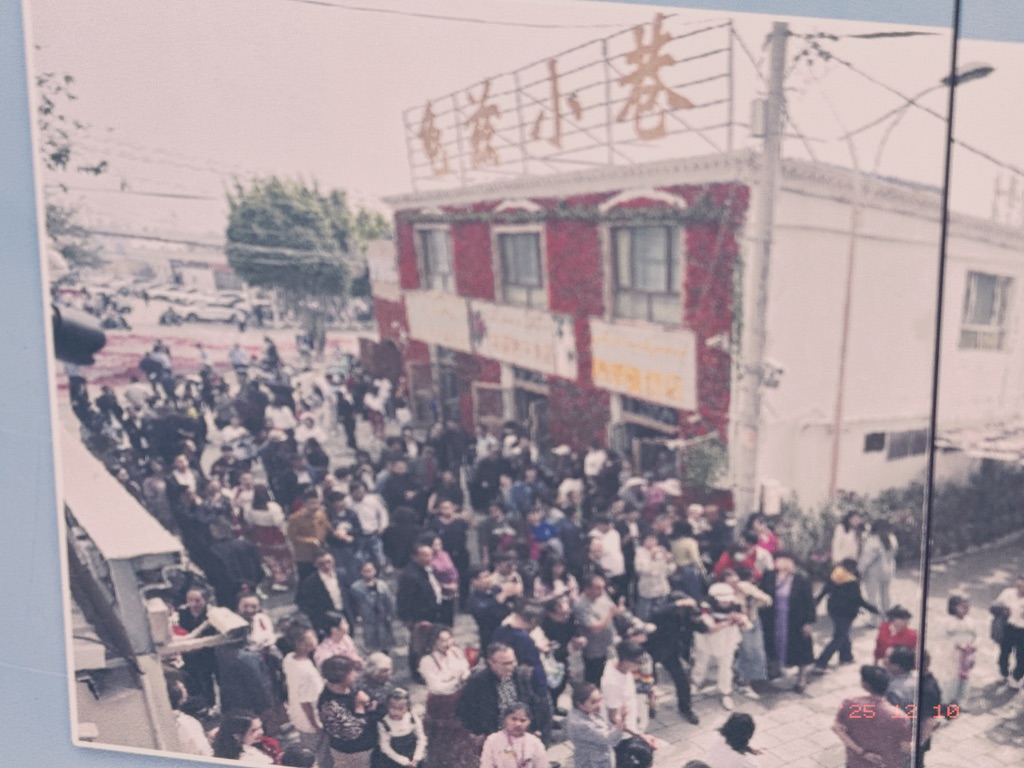 旺季的龟兹小巷是这样的