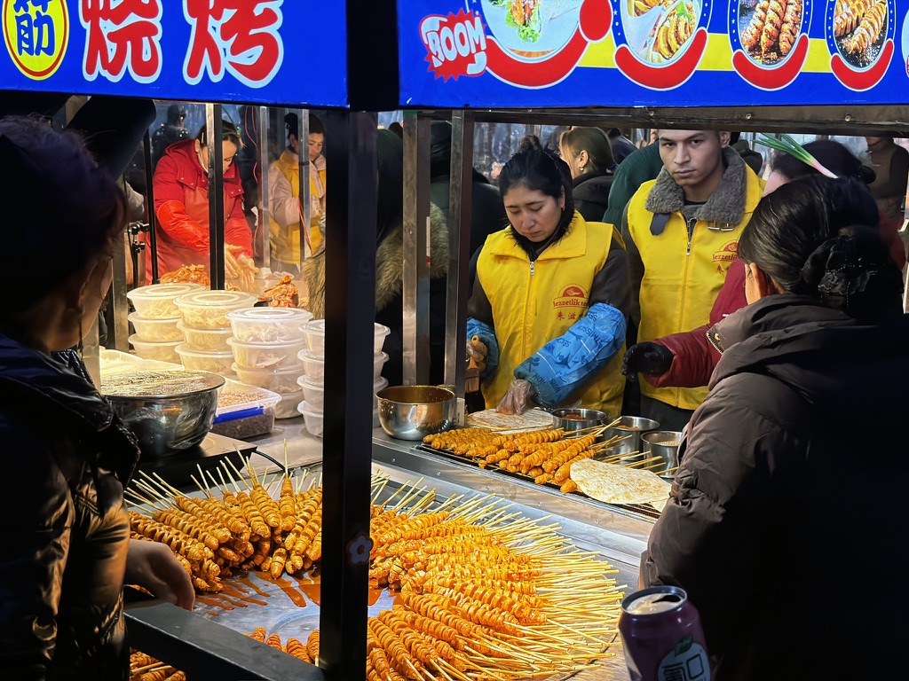 一个馕包面筋摊位