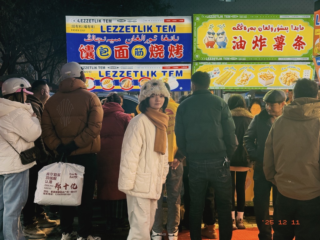 围着的人多，但看起来没人买