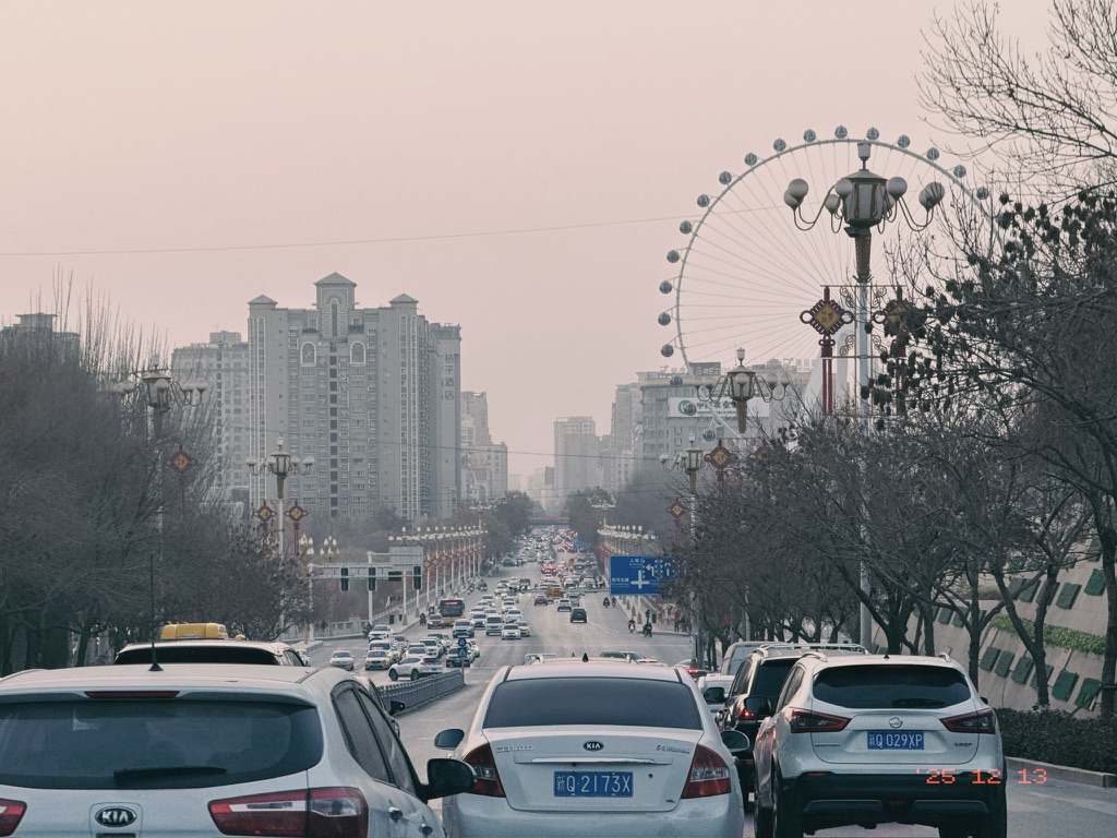 进入喀什密集的车流