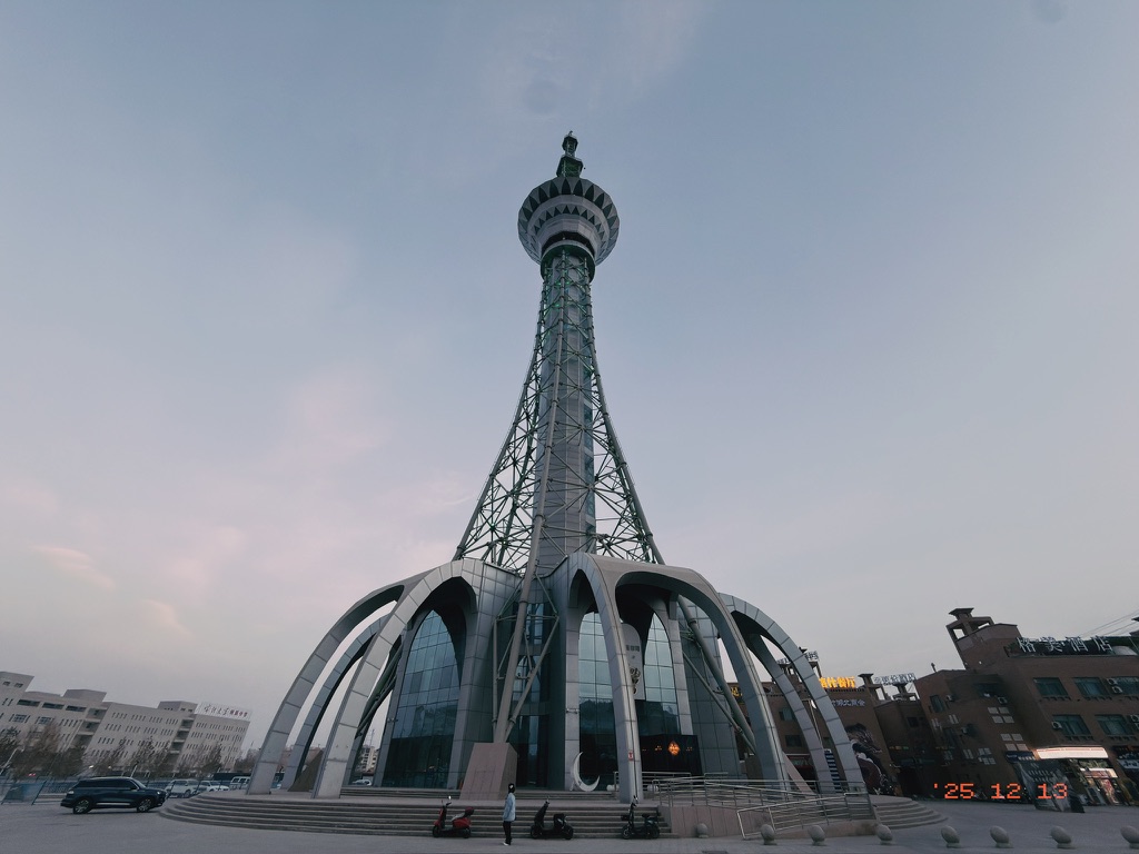 昆仑塔，可以 50 元登塔观光，类似澳门塔，但是没有蹦极哈。