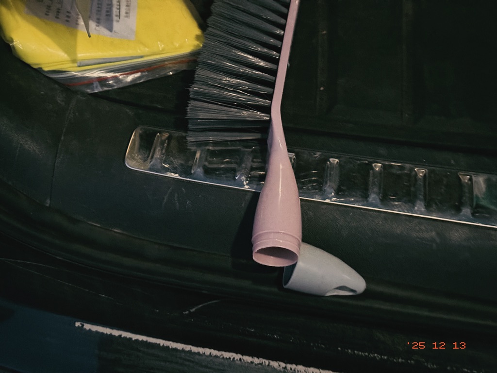 被后备箱斩首的塑料扫帚