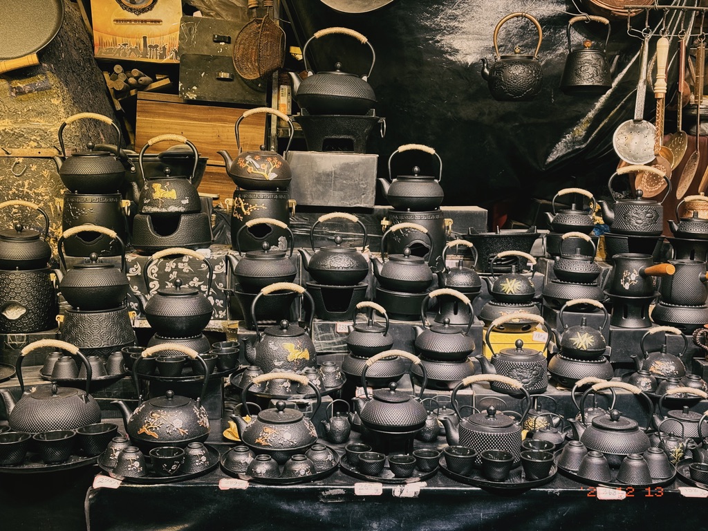 之前见过日本南部铁器的壶，和这个几乎一毛一样