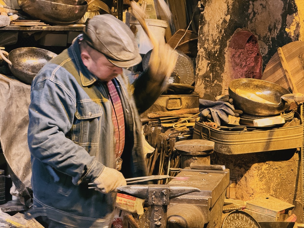 敲敲打打的铁匠