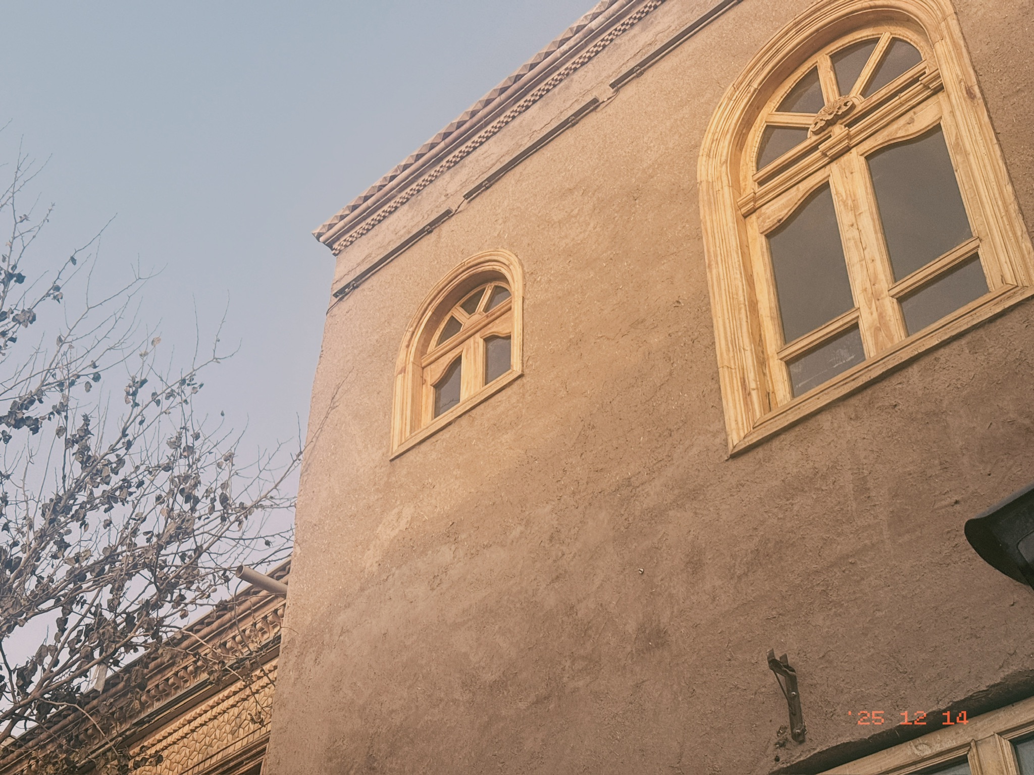 阳光洒在土墙上