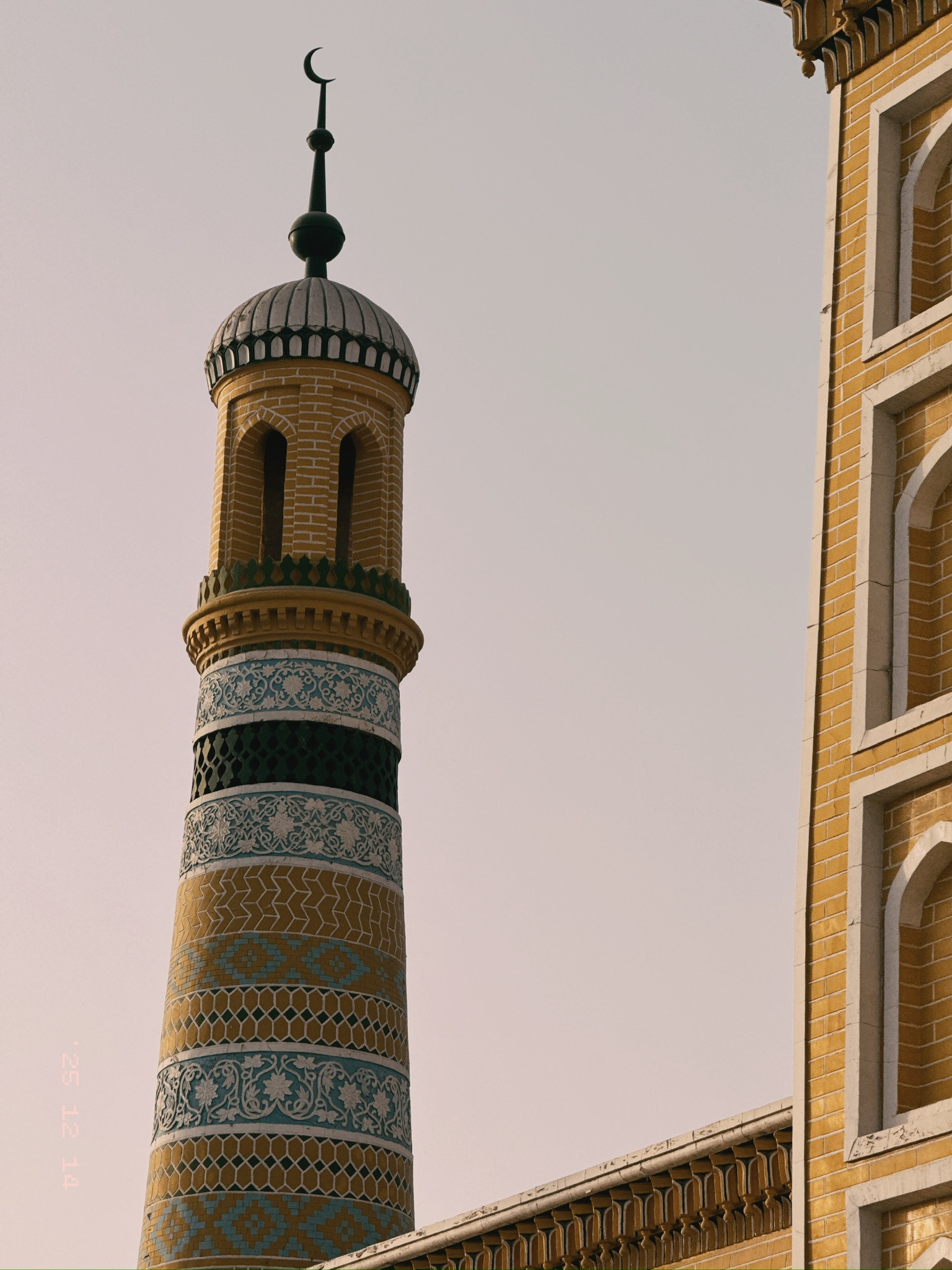 塔上的砖花极尽繁复