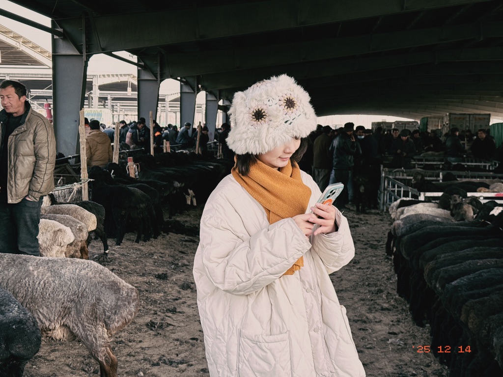 全巴扎里唯一一个身穿白衣的人