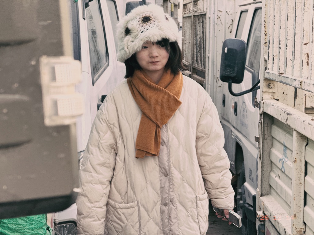 一袭白衣的恙儿穿梭在沾满牛屎马粪的运输车辆中