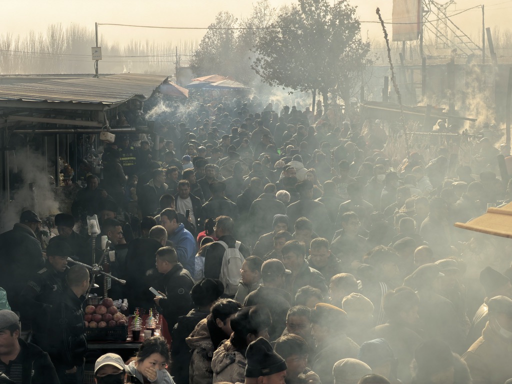 人挤人的美食街