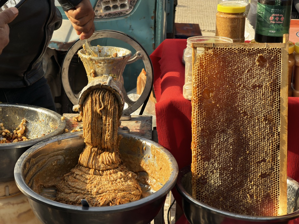 卖蜂蜜的，旁边不知道是压的什么酱