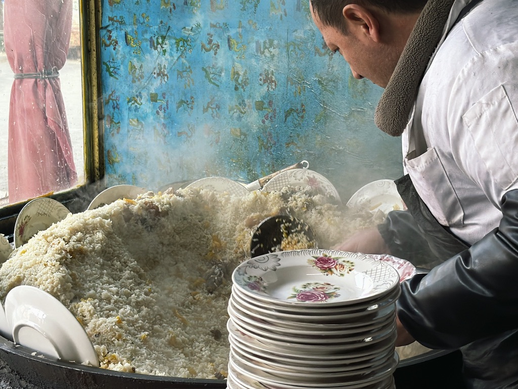 是这样大碗的抓饭