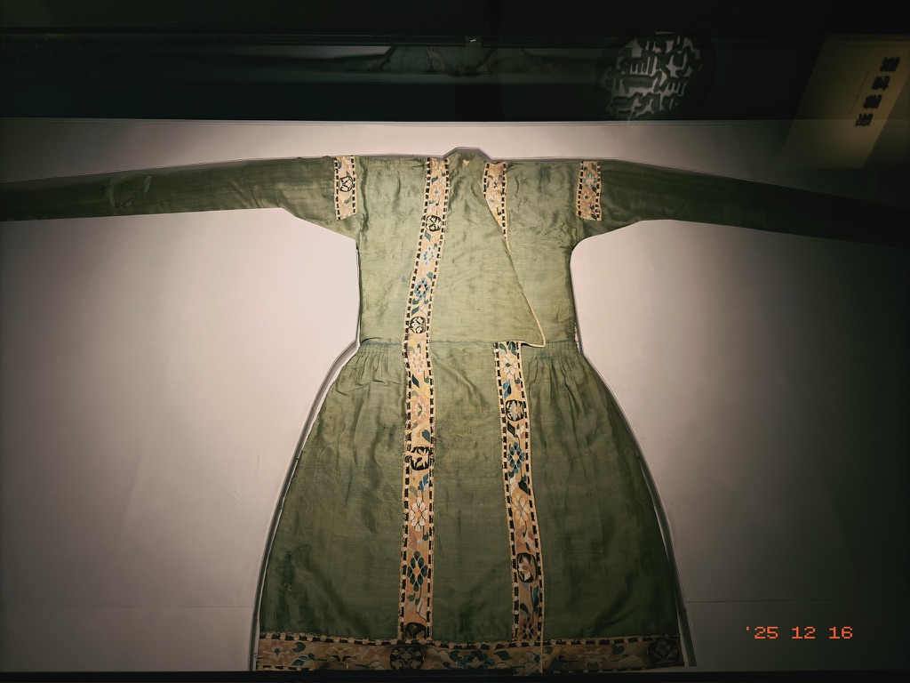 这件北宋饰缂丝边缘绢棉袍艺术价值也非常高