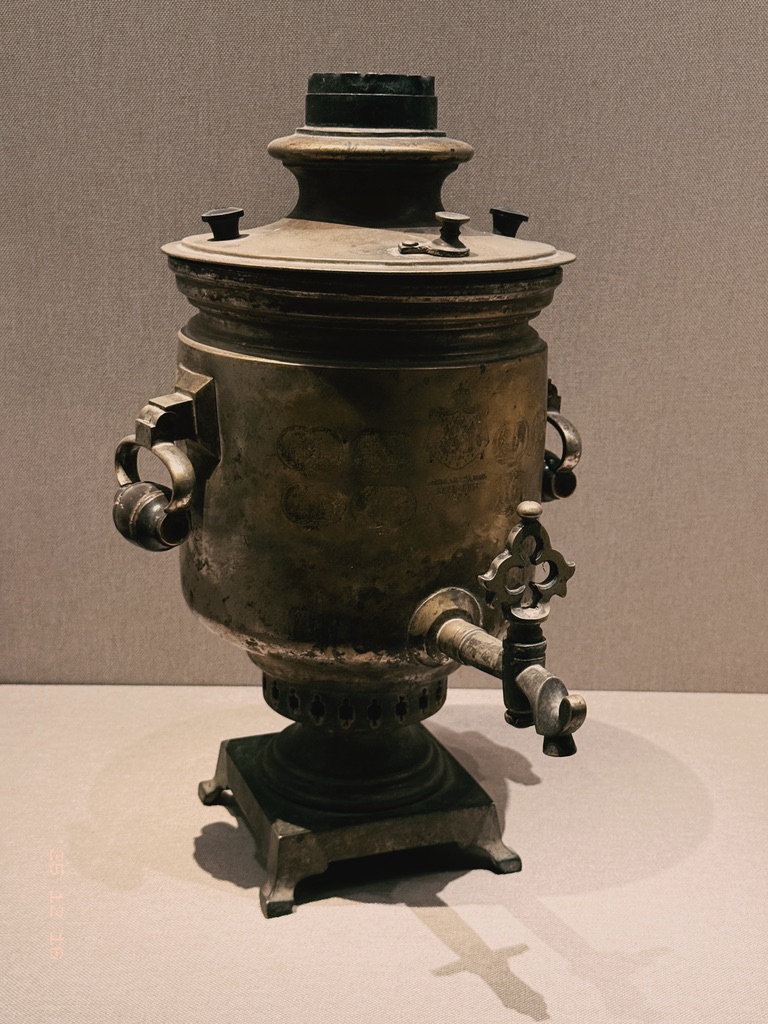 清朝的萨玛瓦尔，已经有水龙头了，跟我刚工作时候送我娘的那个酿酒桶很像