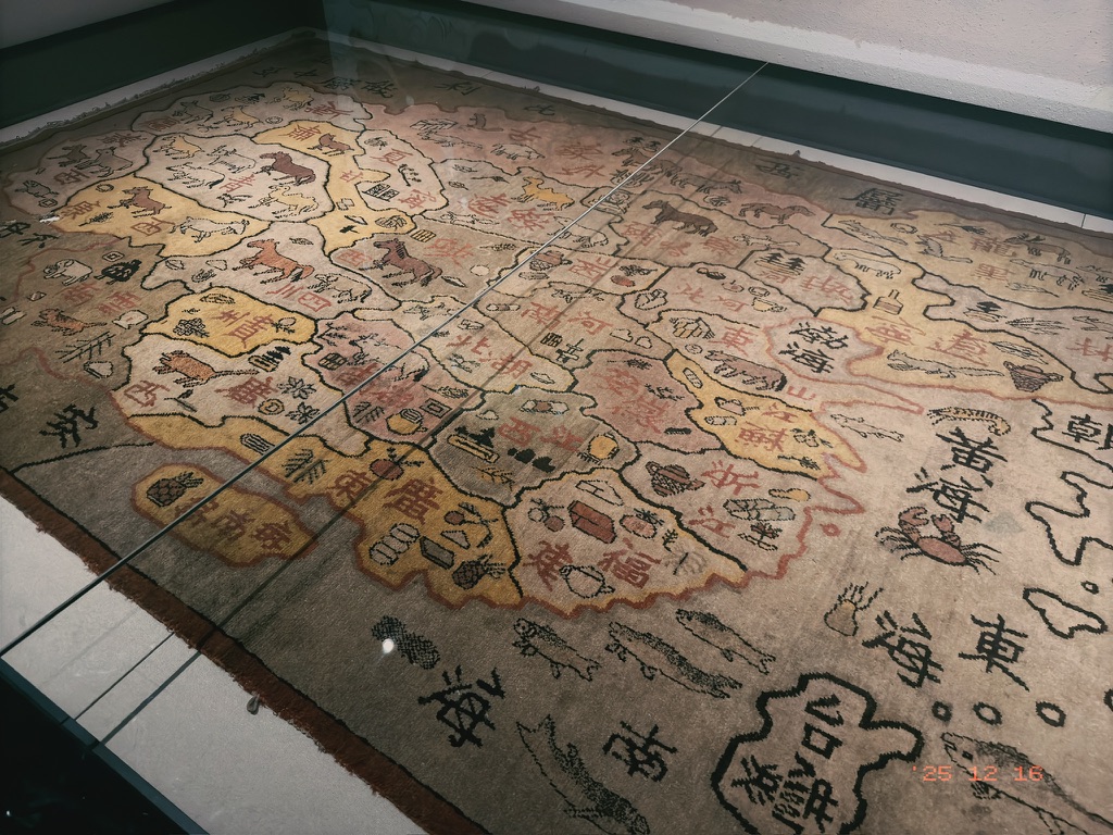 这张民国的挂毯绘象中华产业图我特别喜欢，画得太有趣了，是全馆里我最喜欢的藏品