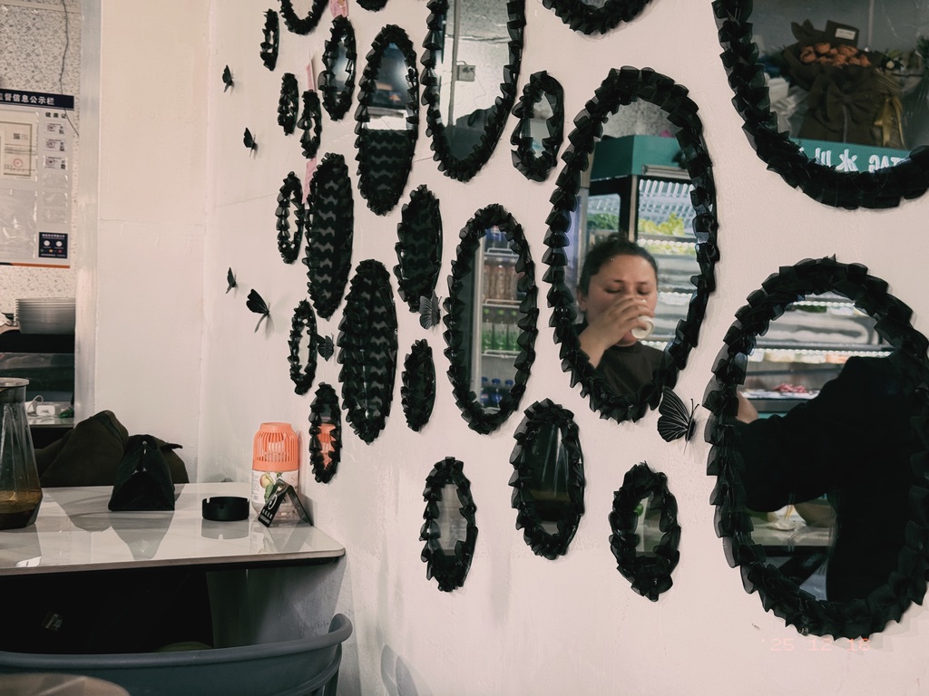 麻辣烫店的虫洞空间