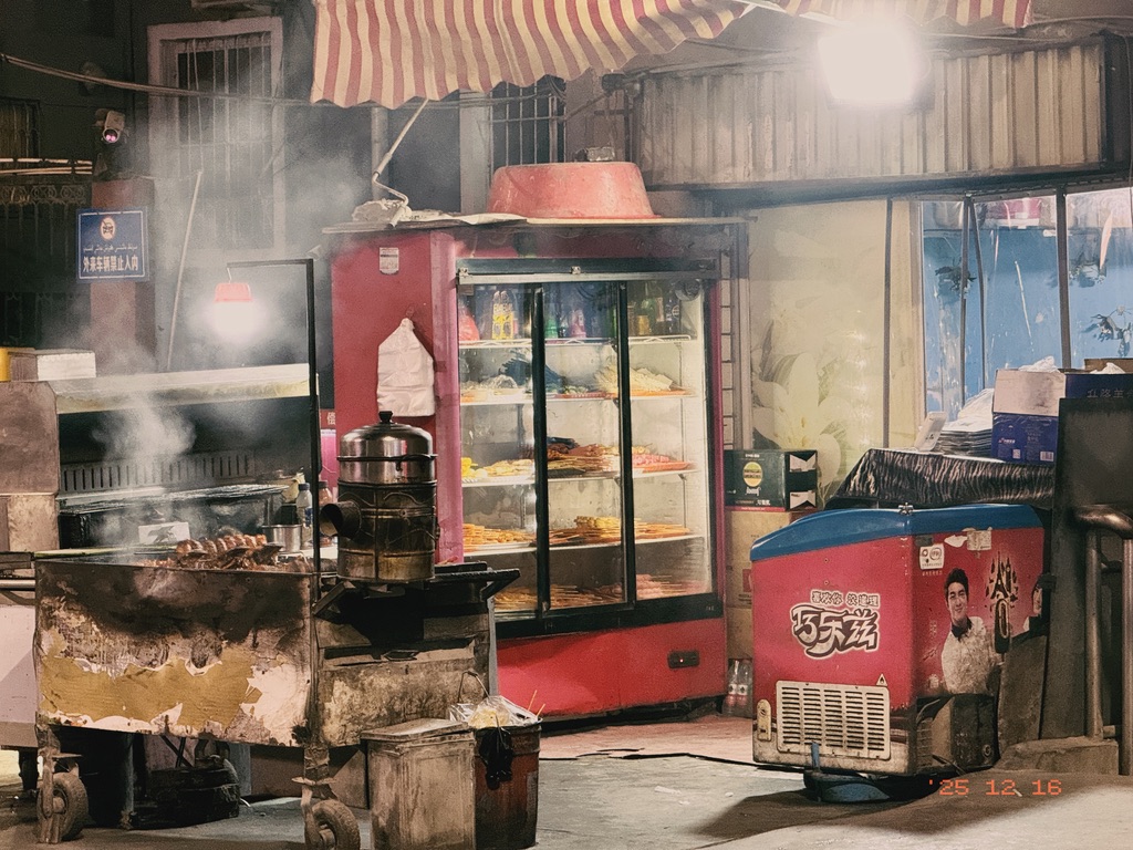 从另一个角度看路边烧烤店