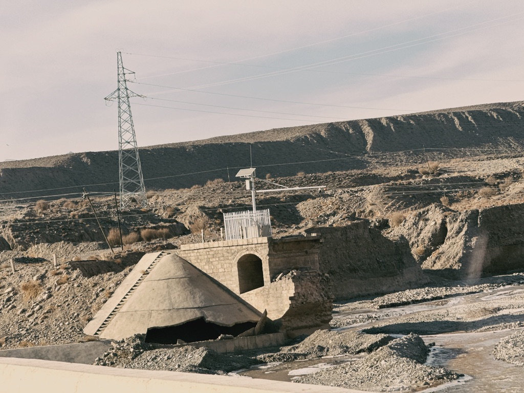 这坡之下竟然是空的