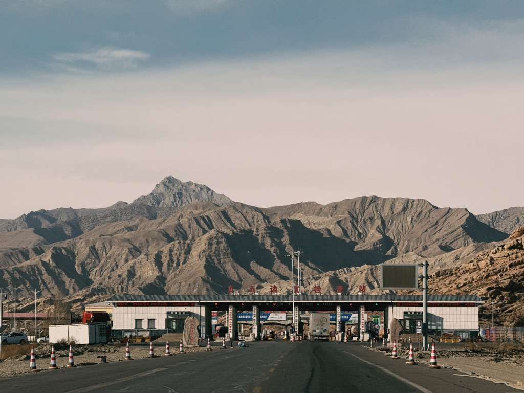 抵达康苏边境检查站，我们办的喀什地区边防证派上了用场。