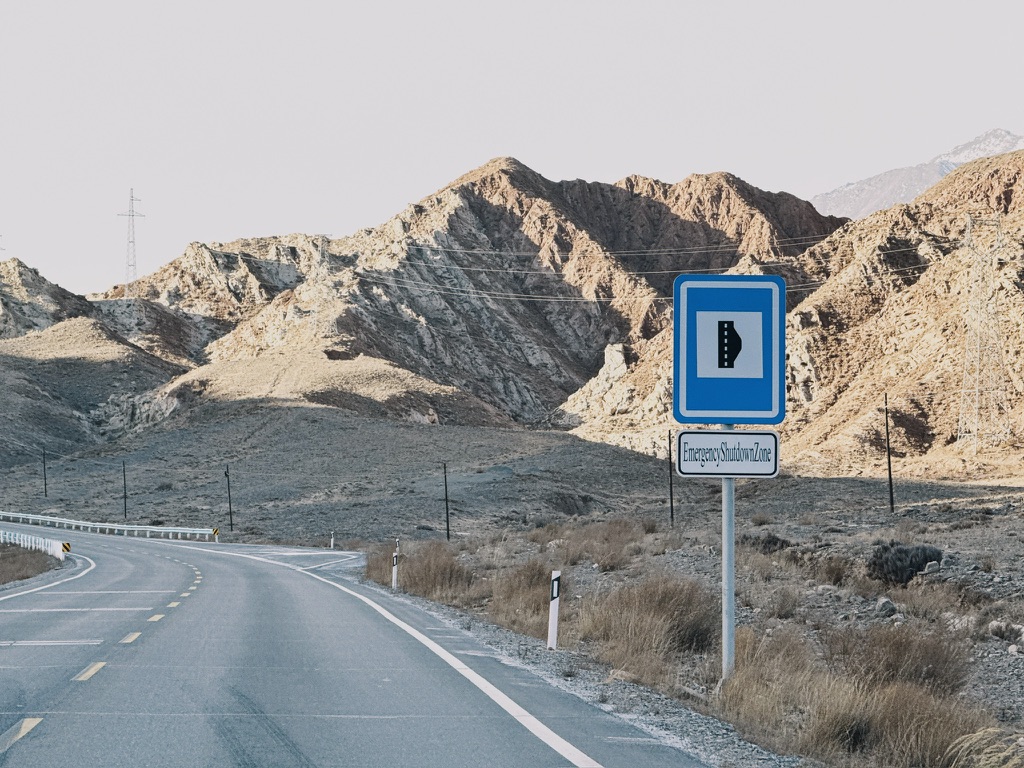 这里的紧急停车带也用英文写就