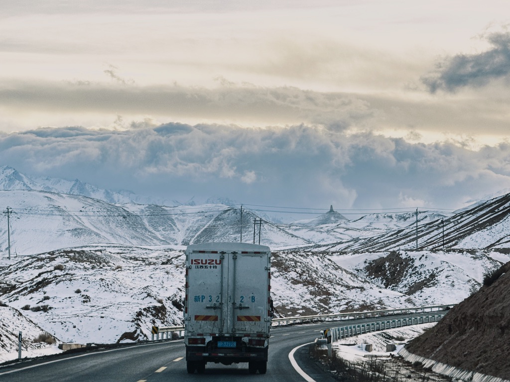 在国道公路上已经能看到西极石碑