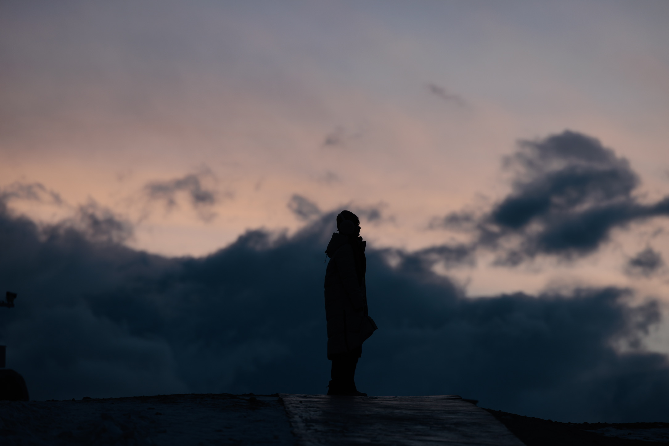 恙儿站在沸腾的云海前