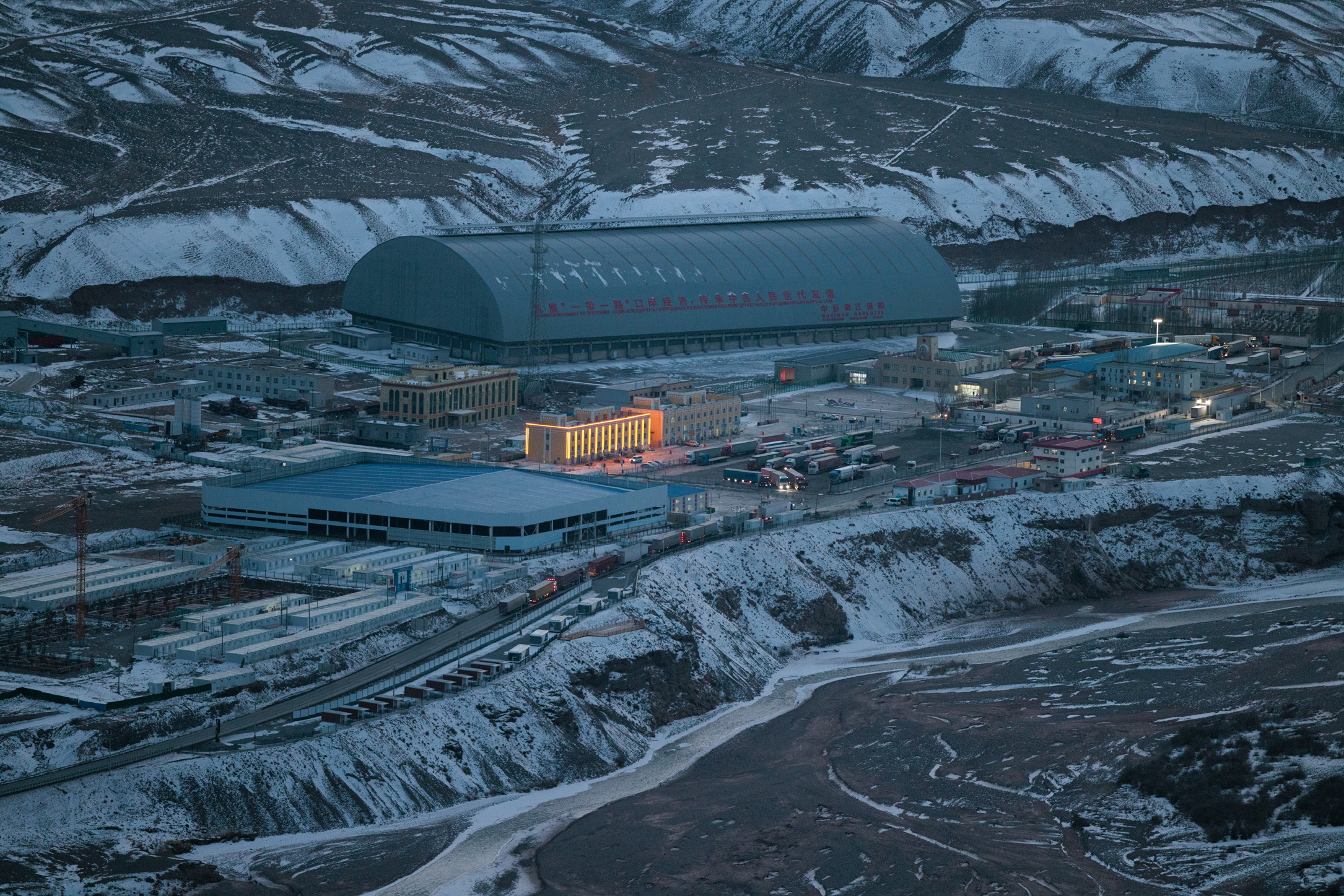 点亮灯火的伊尔克什坦口岸