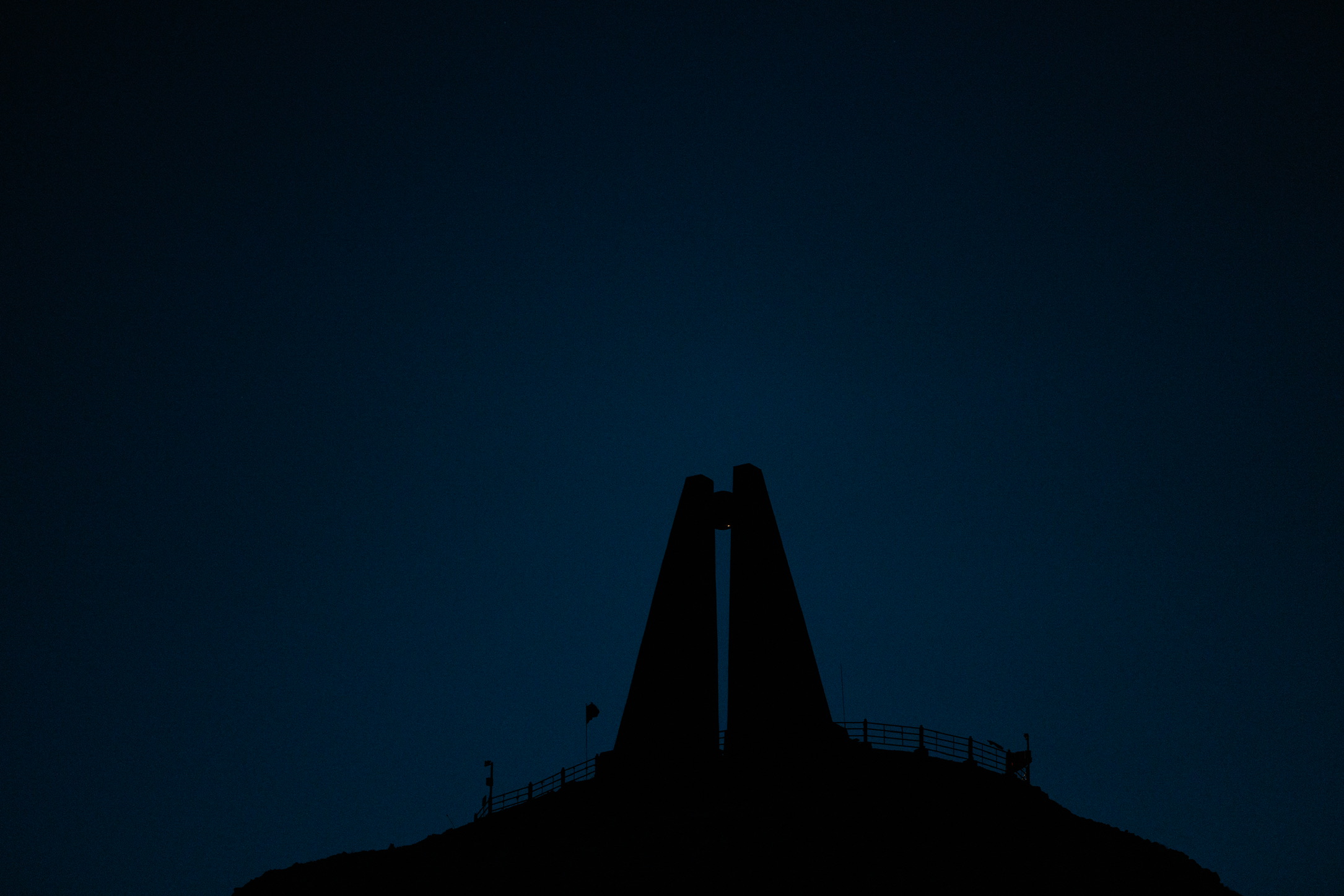 回头看西极石碑，尚有一点光点